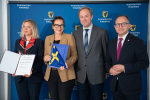 Na zdjęciu uczestnicy uroczystości podpisujący umowy