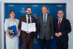 Na zdjęciu uczestnicy uroczystości podpisujący umowy