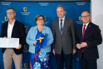 Na zdjęciu uczestnicy uroczystości podpisujący umowy