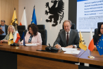 marszałek Mieczysław Struk oraz trzy inne osoby przy stole prezydialnym podpisują umowę o dofinansowanie