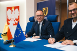 Marszałek Marcin Skwierawski oraz przedstawiciele beneficjentów podczas uroczystego podpisywania umów w siedzibie UMWP