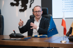 Wicemarszałek Marcin Skwierawski przemawia do zebranych