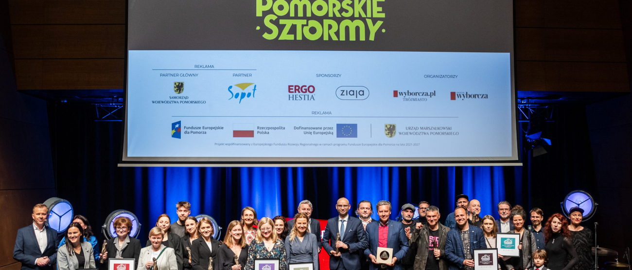 na zdjęciu zwycięzcy konkursu stoją na scenie