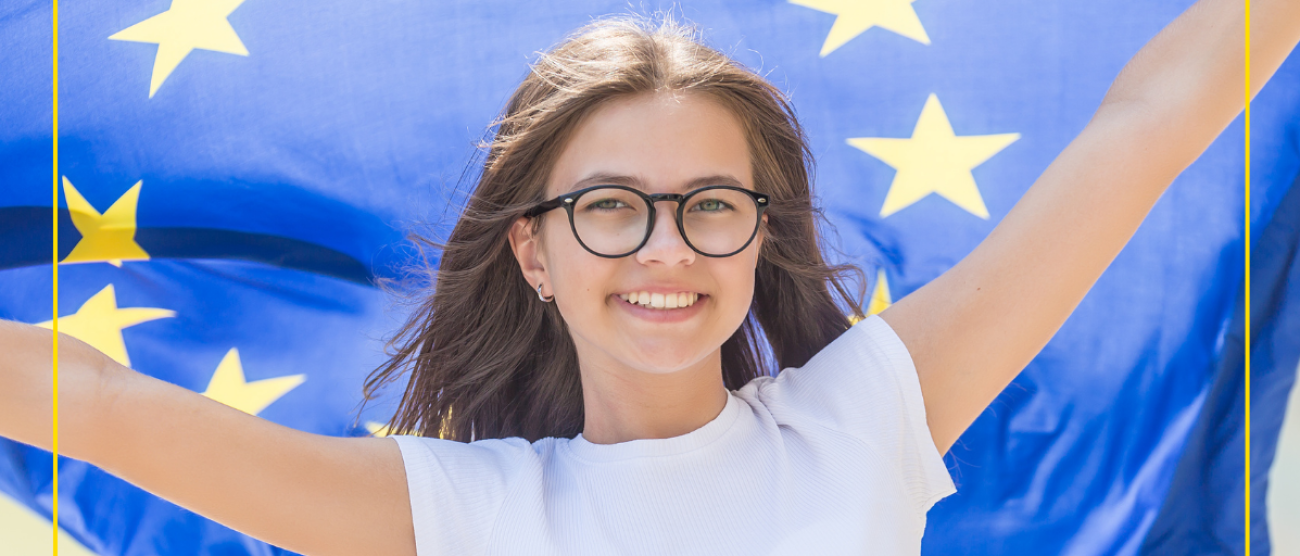 dziewczynka na tle flagi UE
