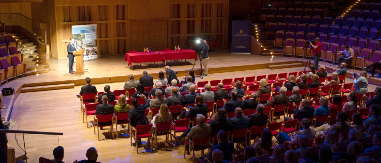 sala koncertowa Polskiej Filharmonii Bałtyckiej zapełniona uczestnikami konferencji