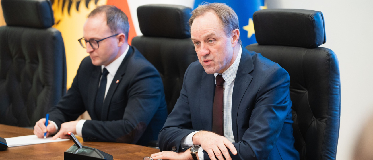 Marszałek Mieczysłąw Struk i Marcin Skwierawski siedzą przy stole 