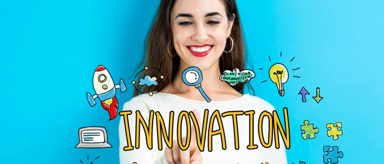 Napis Innovation. W tle uśmiechnięta kobieta