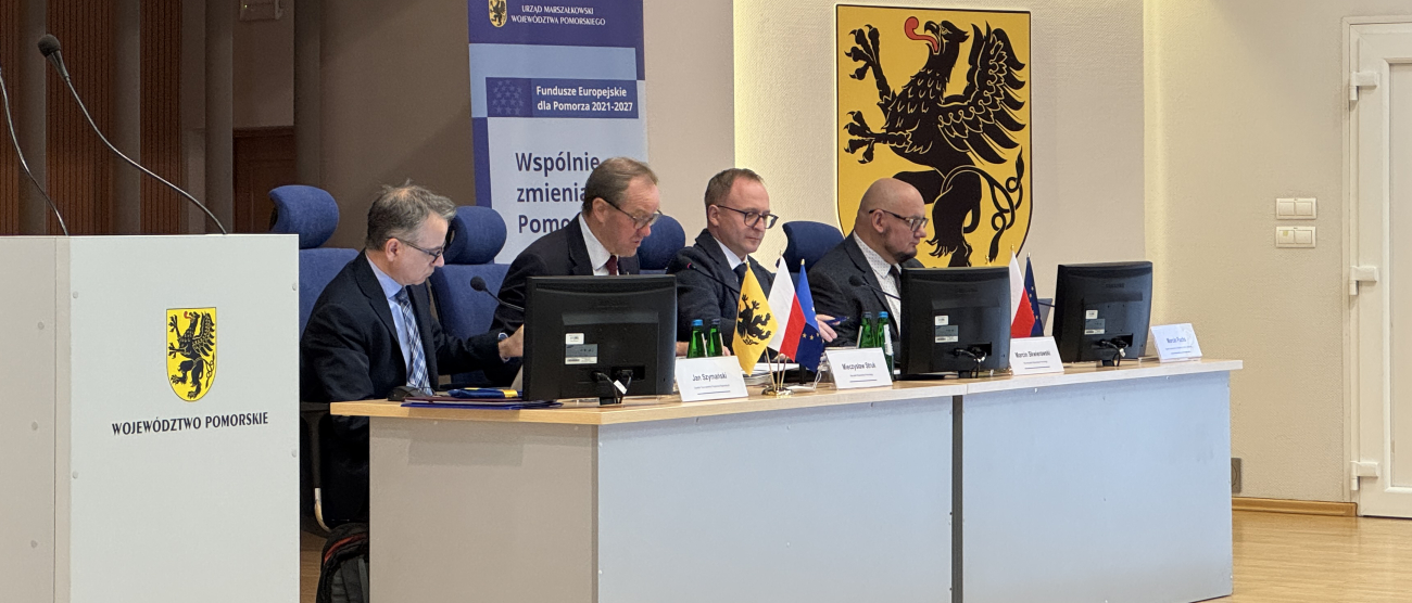 W prezydium zasiada czterech członków prowadzących posiedzenie Komitetu Monitorującego.