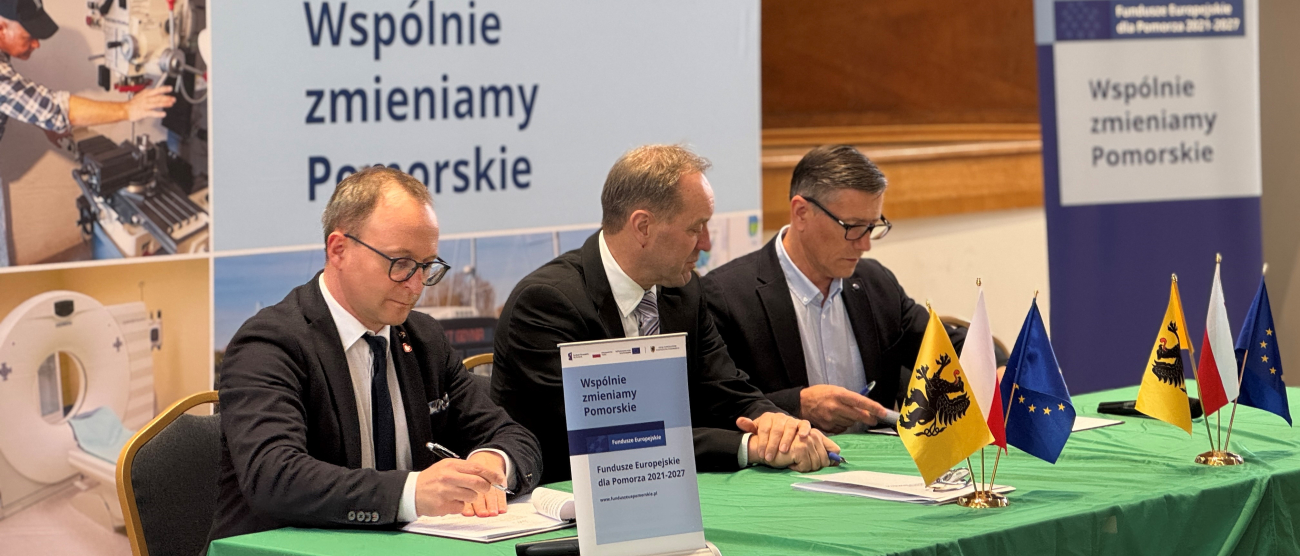 marszałkowie podpisujący umowę z przedstawicielem samorządu 