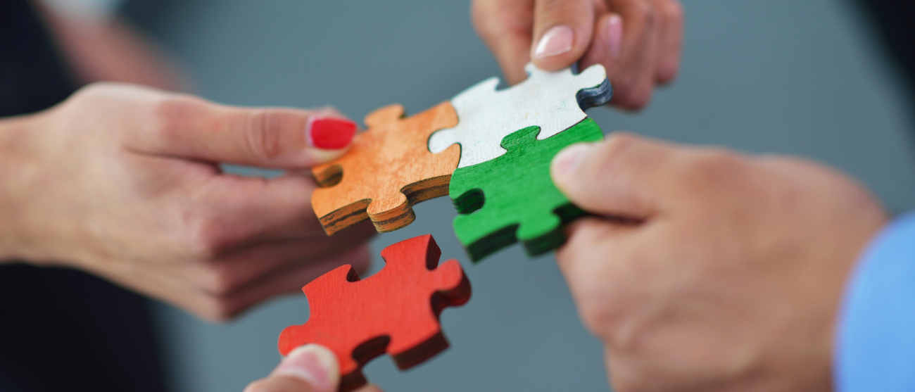 dłonie które trzymają puzzle