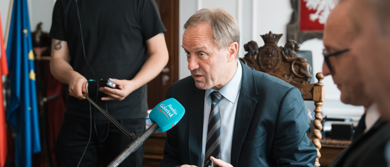 Marszałek Mieczysław Struk przemawia do zebranych w gabinecie i udziela wywiadu dla Radia Gdańsk. Zdjęcie wykonał Łukasz Tokarczyk.