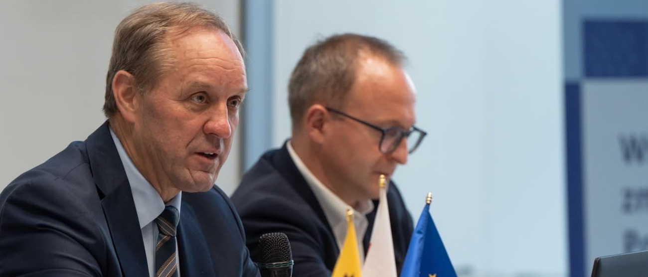 Przy stole prezydialnym na posiedzeniu X Komitetu Monitorującego siedzą: marszałek Mieczysław Struk i wicemarszałek Marcin Skwierawski. Foto Jacek Sowa UMWP