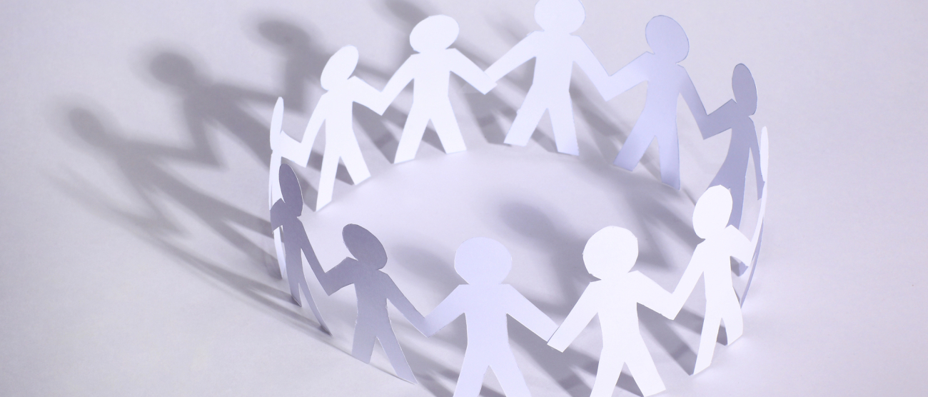 Papierowe ludziki tworzą krąg