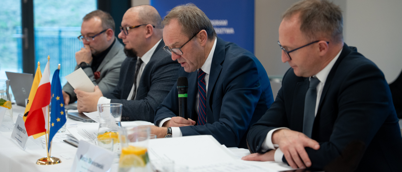 Od lewej: Adam Mikołajczyk - dyrektor  Dep. Rozwoju Regionalnego i Przestrzennego UMWP, Marcin Fuchs - dyrektor departamentu Europejskiego Funduszu Społecznego, Mieczysław Struk - Marszałek Województwa Pomorskiego, Marcin Skwierawski - Wicemarszałek Województwa Pomorskiego