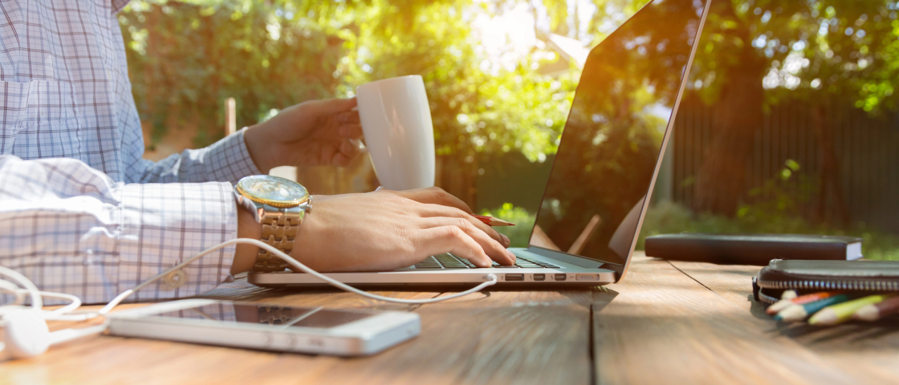 dłonie na klawiaturze laptopa