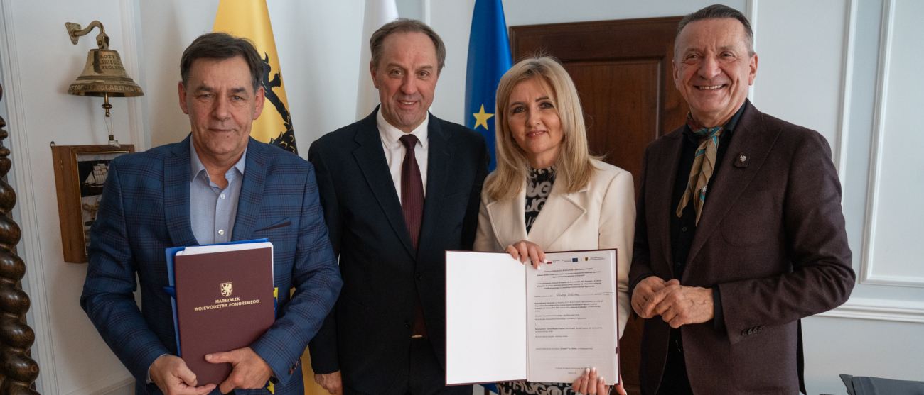 Marszałek Mieczysław Struk i Leszek Bonna z przedstawicielami Gminy Miejskiej Chojnice prezentują podpisaną umowę