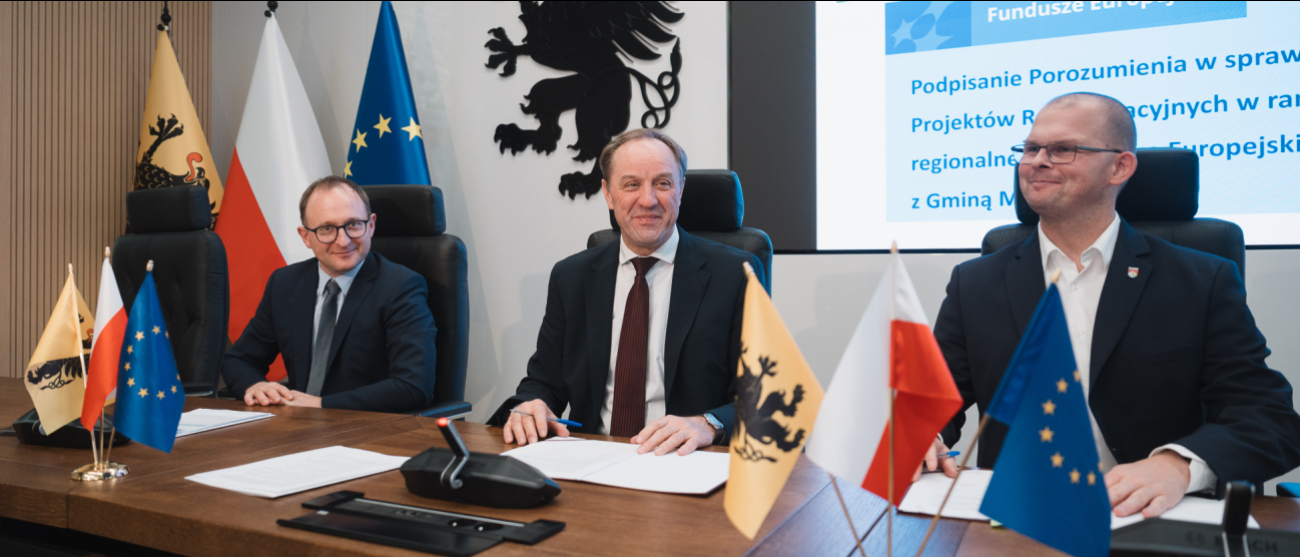 Przy stole prezydialnym podpisują umowę, od lewej: wicemarszałek województwa pomorskiego Marcin Skwierawski, marszałek województwa pomorskiego Mieczysław Struk oraz burmistrz Lęborka Jarosław Litwin