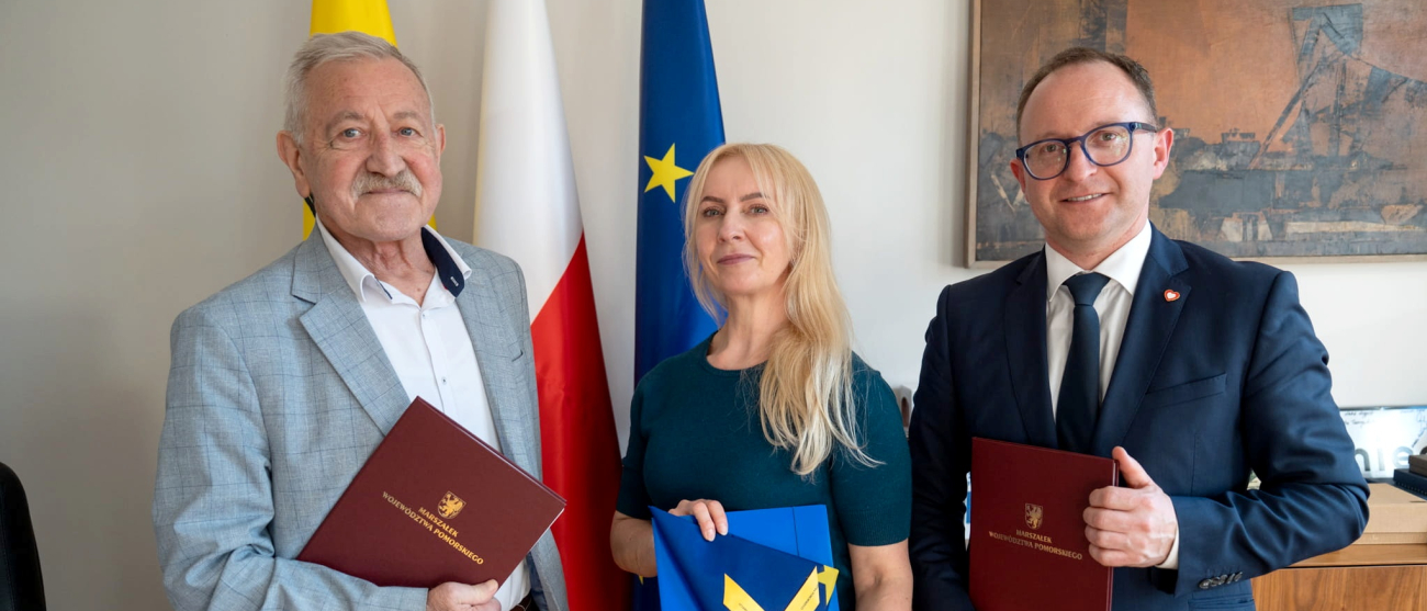 Do zdjęcia z podpisanymi umowami pozują od lewej: Piotra Wittbrodt – Wójt Gminy Łęczyce, SKARBNIK – Anna Ciężkowska-Mruk, oraz wicemarszałek Marcin Skwierawski