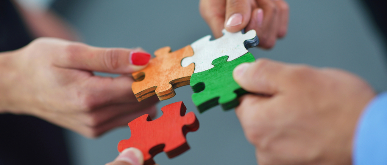 Cztery puzle z dłoniach ludzi