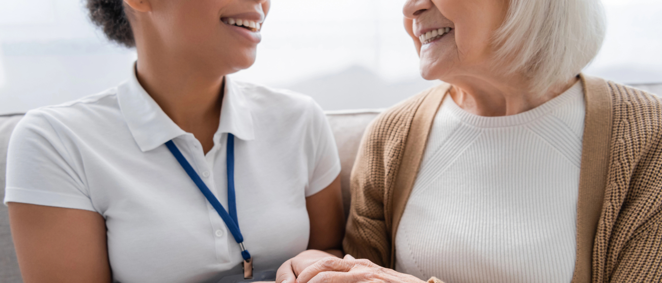 Dwie kobiety. Trzymają się za dłonie w serdecznym uścisku. 