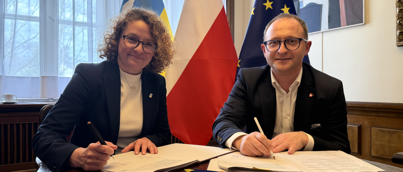 Od lewej: Magdalena Czarzyńska-Jachim - Prezydent Miasta Sopot, oraz Marcin Skwierawski Wicemarszałek Województwa Pomorskiego podpisują umowę o dofinansowanie