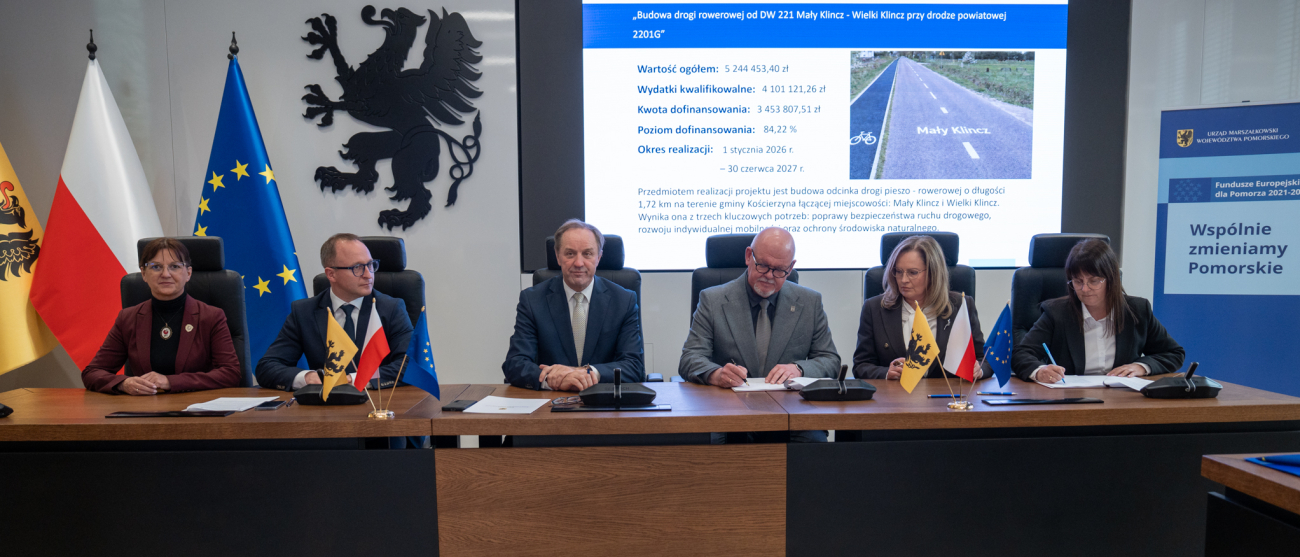 Przy stole prezydialnym zasiada sześciu przedstawicieli lokalnych władz. Wśród nich wicemarszałek Marcin Skwierawski i marszałek Mieczysław Struk