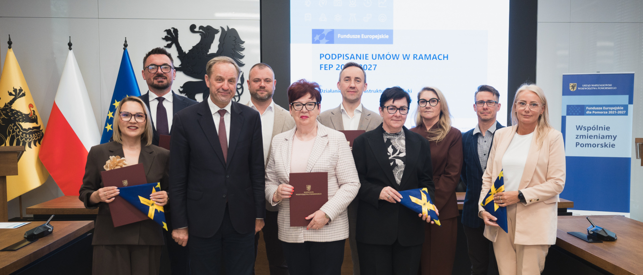 Dziesięć osób pozuje do uroczystego zdjęcia. Wśród nich marszałek województwa pomorskiego Mieczysław Struk oraz przedstawiciele lokalnych władz