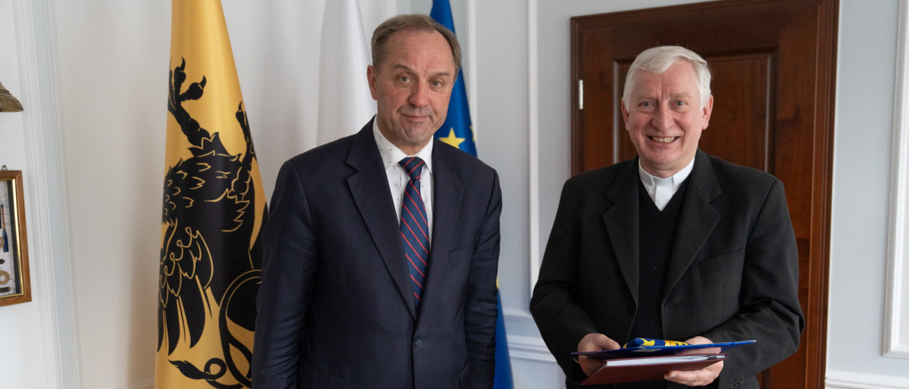 Mieczysław Struk i Ryszard Kasyna prezentują podpisaną umowę