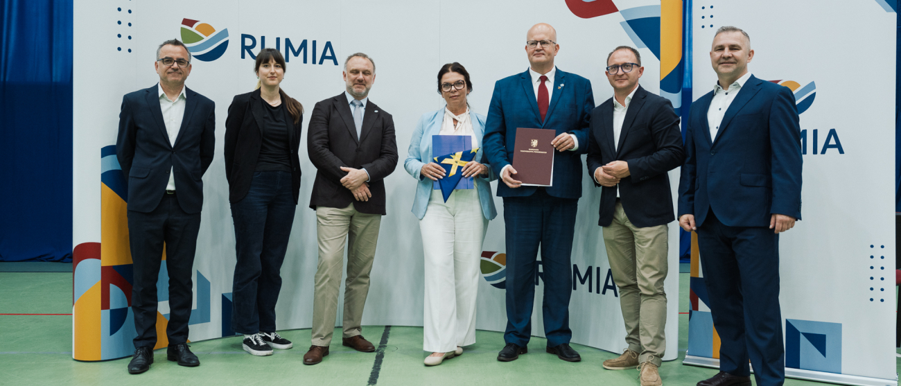 Łącznie siedem osób pozuje do uroczystego zdjęcia. Wśród nich: wicemarszałek województwa pomorskiego Marcin Skwierawski, starosta wejherowski Marcin Kaczmarek, Burmistrz Rumi Michał Pasieczny oraz Jan Szymański - dyrektor Departamentu Programów Regionalnych