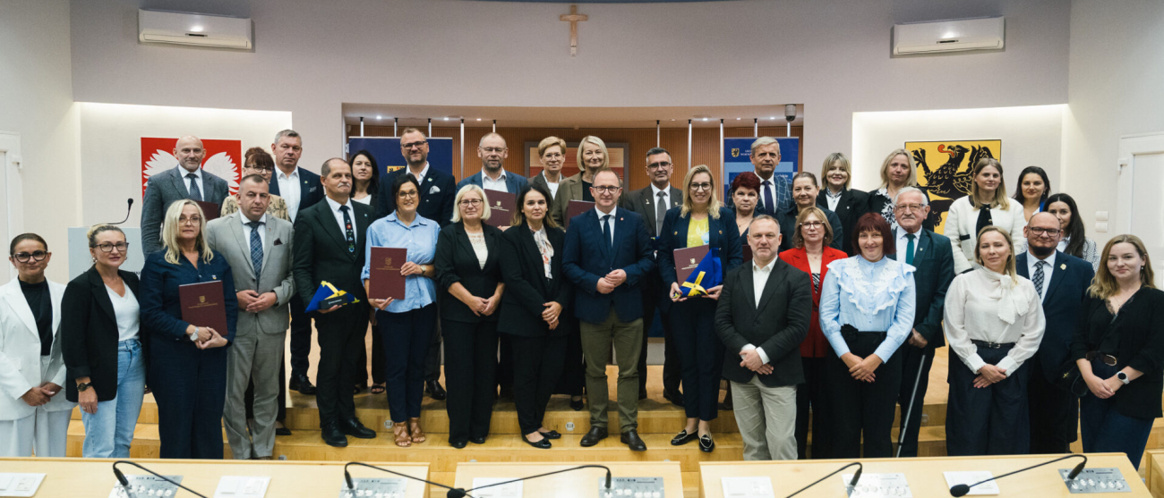 Grua ludzi w sali Urzędu Marszałkowskiego podczas uroczystyści podpisywania umów