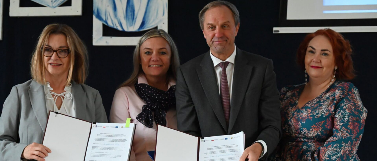 moment podpisania umowy przez marszałka Mieczysława Struka i przedstawicieli władz Słupska 